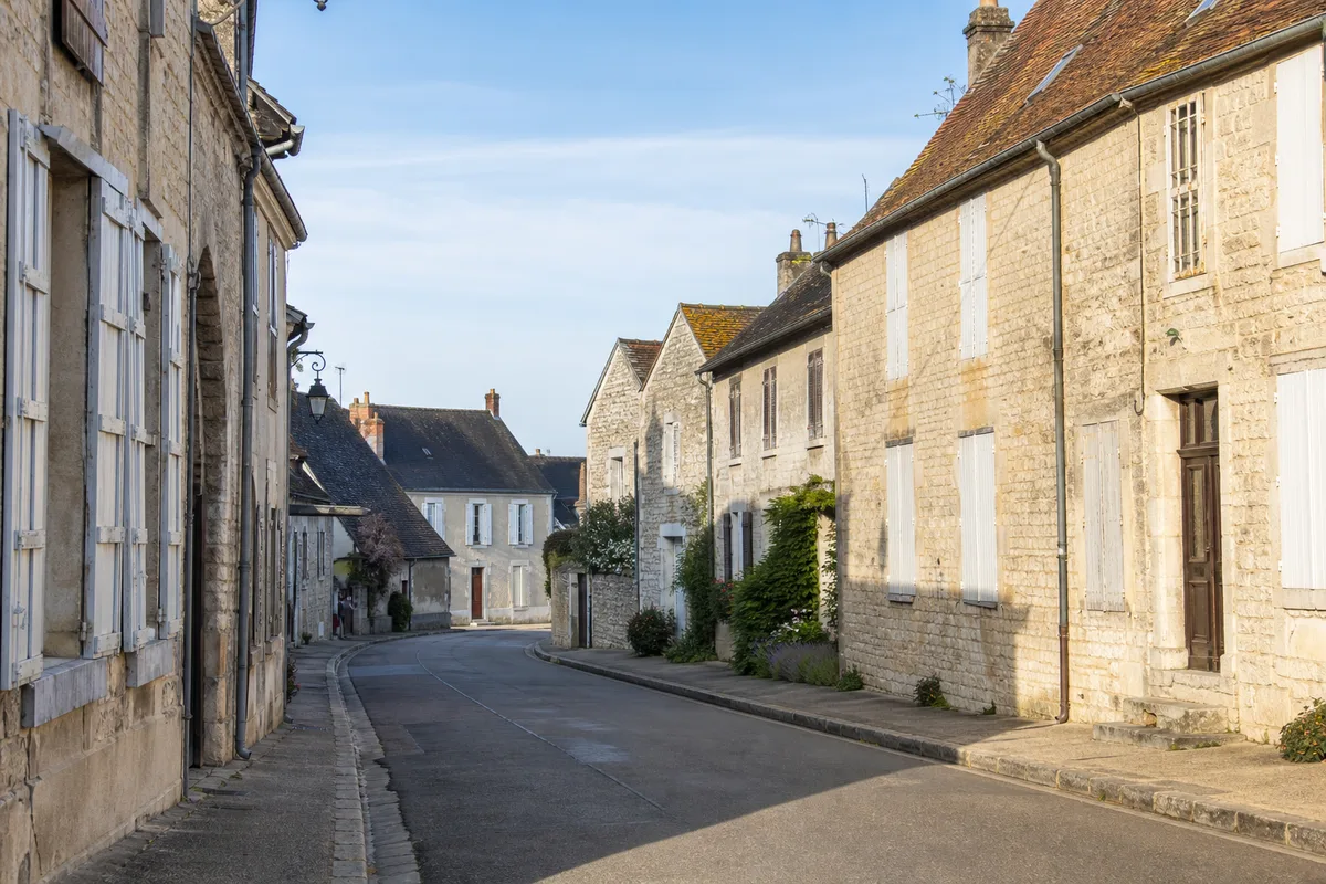 Rue d&rsquo;un bourg ancien du sud de l&rsquo;Yonne bordée de maisons en pierre