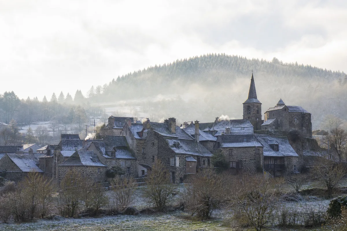 Vue d&rsquo;un bourg de Haute-Loire aux toits de pierre sous un ciel d&rsquo;hiver, ambiance rurale du Velay